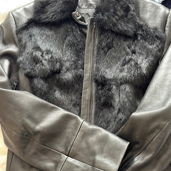 Sleek Black Leather Jacket with Luxurious Fur Accents - Picture 4 of 4